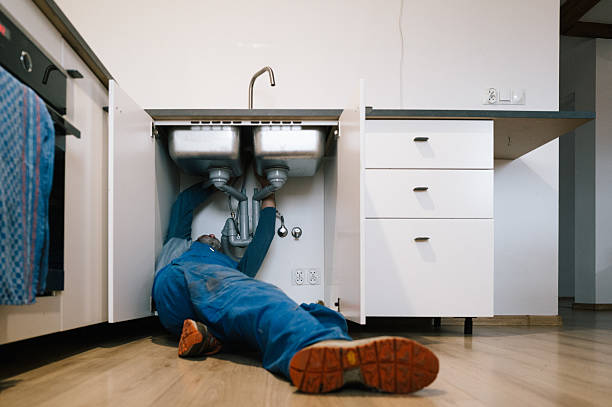 Professional Emergency Plumber technician working in Thompson, UT